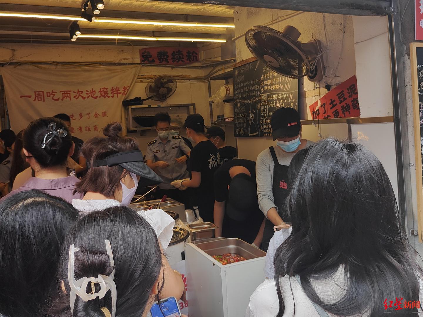 网红“池嬢拌粉”被曝后厨脏乱差，市监局：两次到店检查，已督促整改