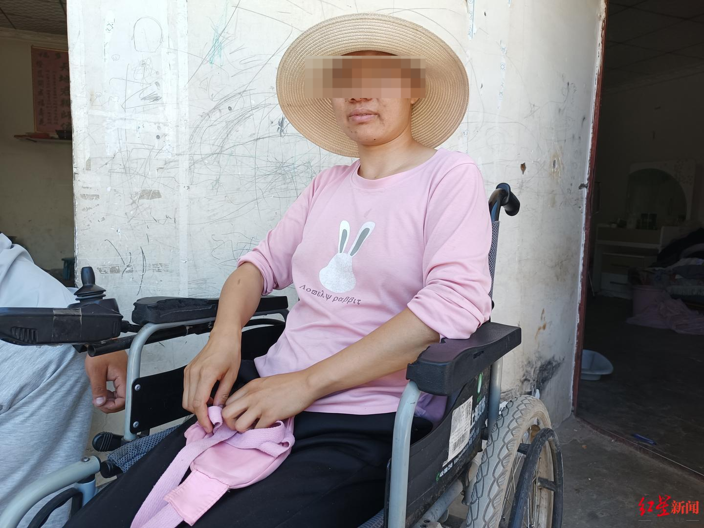 三女子帮村民办丧事遇墙体倒塌被砸瘫痪：至今未获赔偿，户主称没钱无力承担