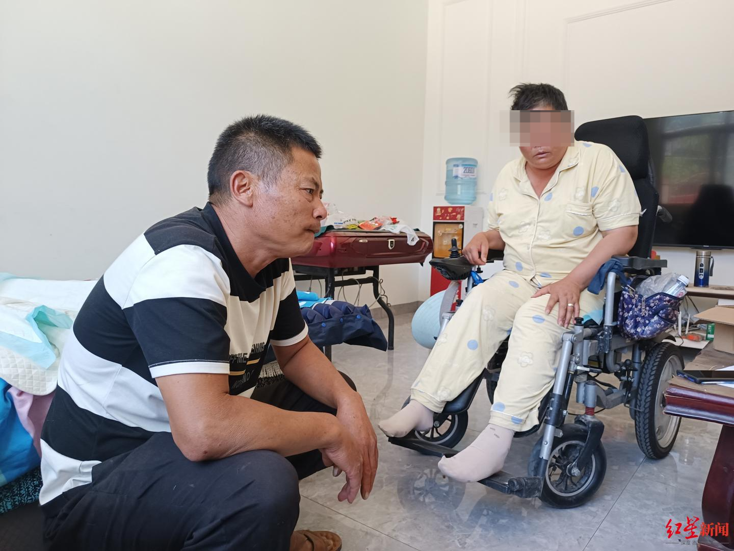 三女子帮村民办丧事遇墙体倒塌被砸瘫痪：至今未获赔偿，户主称没钱无力承担