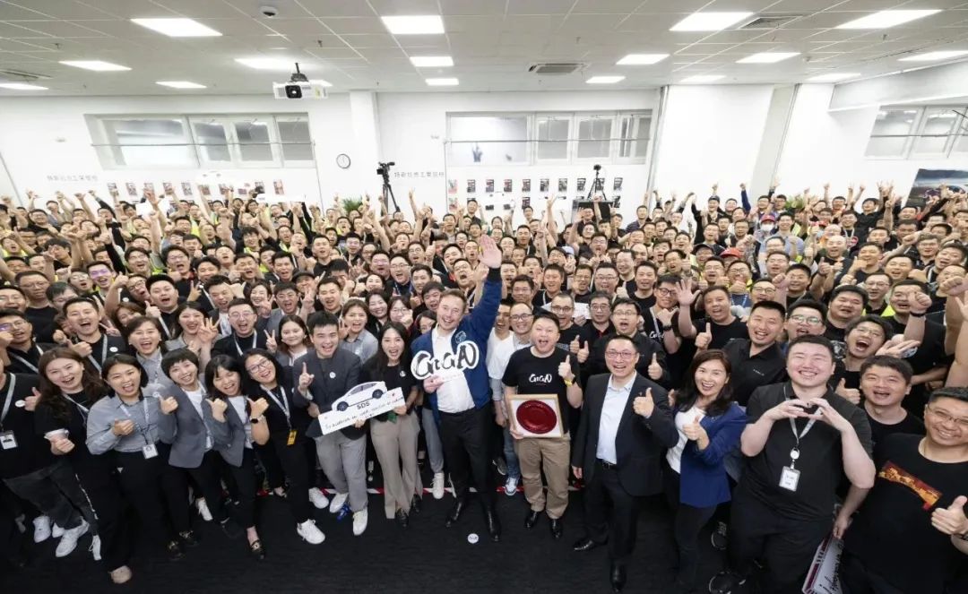 “首富”马斯克“飞了”，儿童节凌晨去了这儿