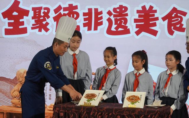 全聚德萌宝星厨和孩子们共同完成“盛世牡丹”烤鸭。新京报记者 李木易 摄