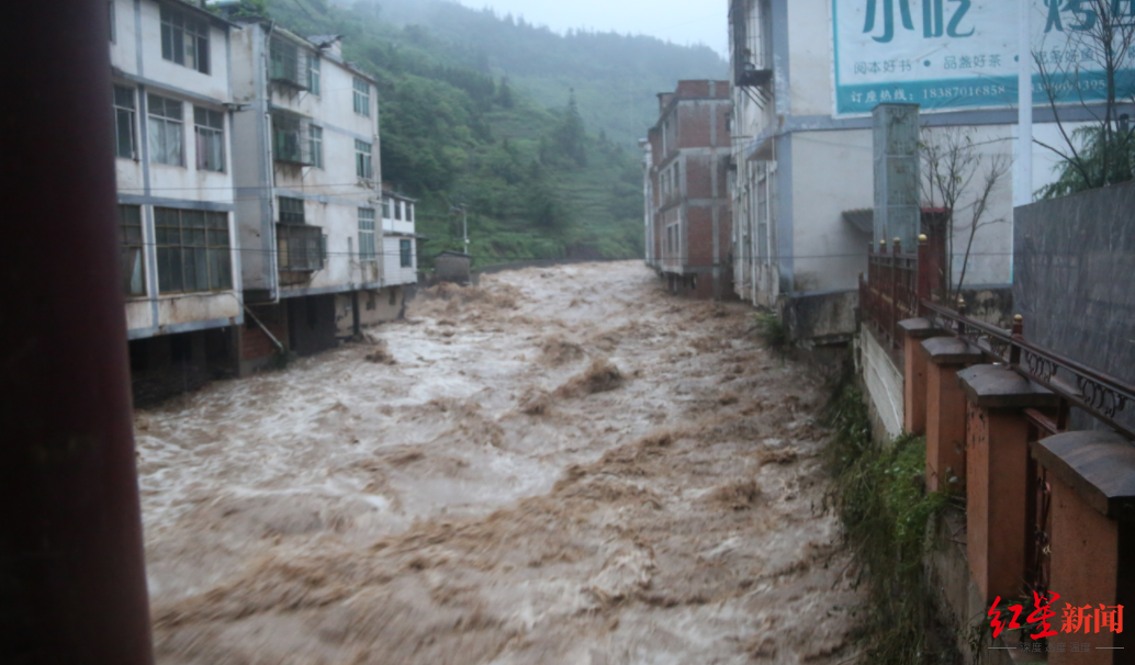 云南彝良遭暴雨袭击引发山洪：一乡镇学校被淹，消防疏散转移学生356名