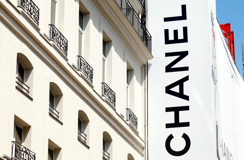  Chanel launches more jewelry and watches, eventually becoming a "luxury aircraft carrier"
