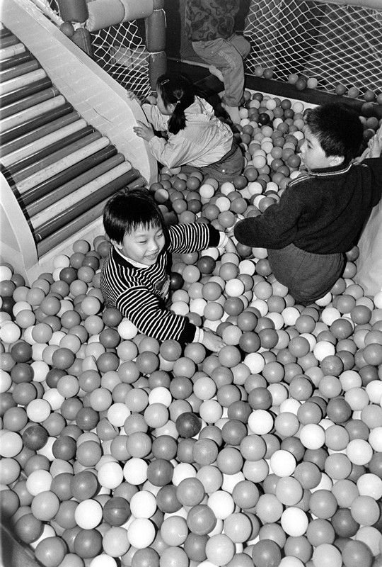 　　1996年，虹橋一兒童公園內新建的“康樂中心”里，孩子在“海洋球里玩耍”。周銘魯 攝