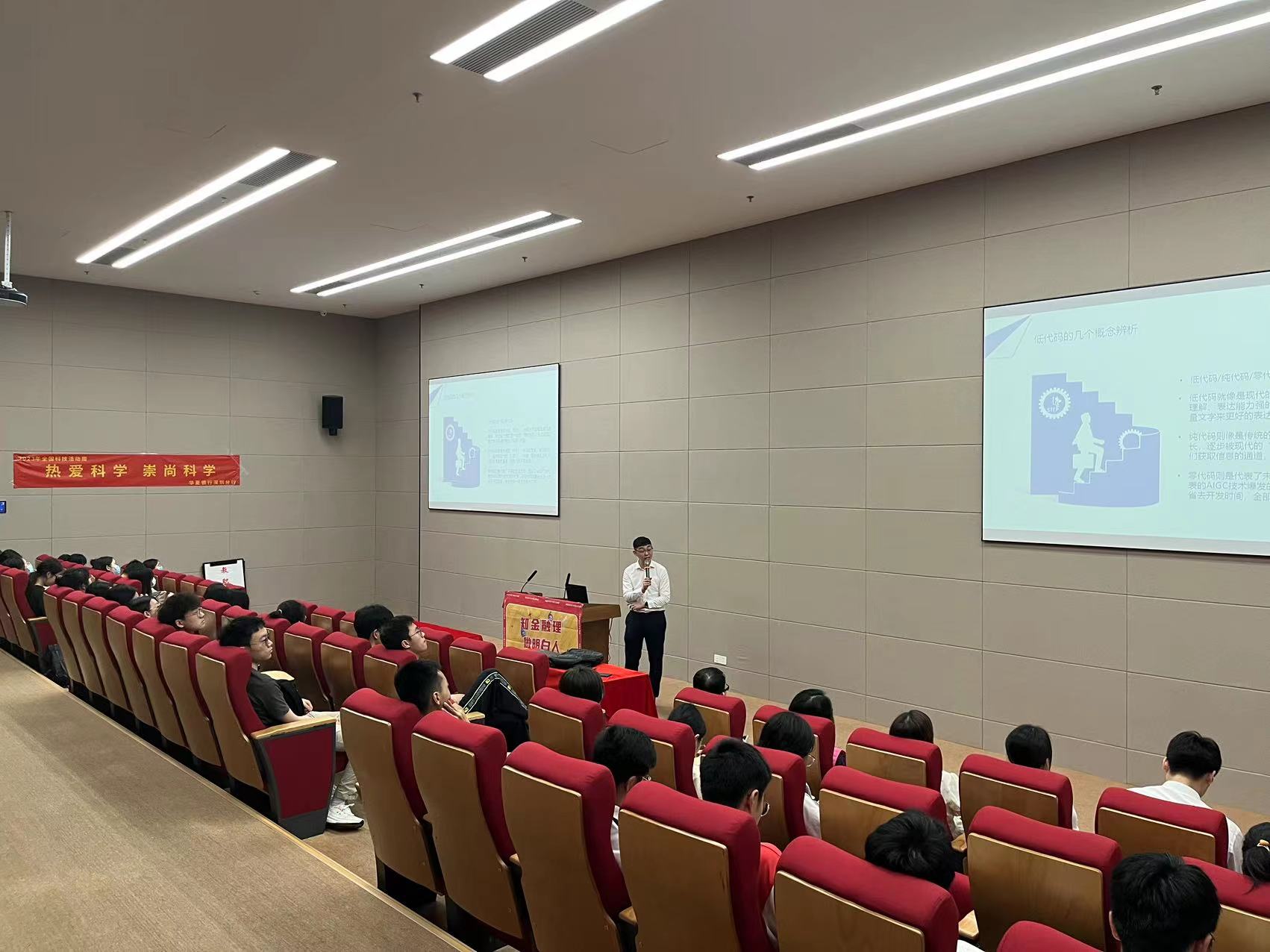 (以上图片由华夏银行深圳分行提供 授旗给深圳新闻网使用)