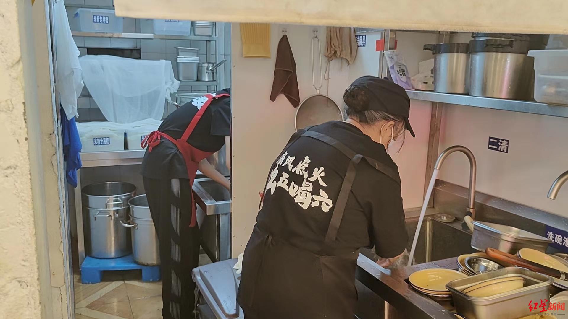 网红“池嬢拌粉”被曝后厨脏乱差，市监局：两次到店检查，已督促整改