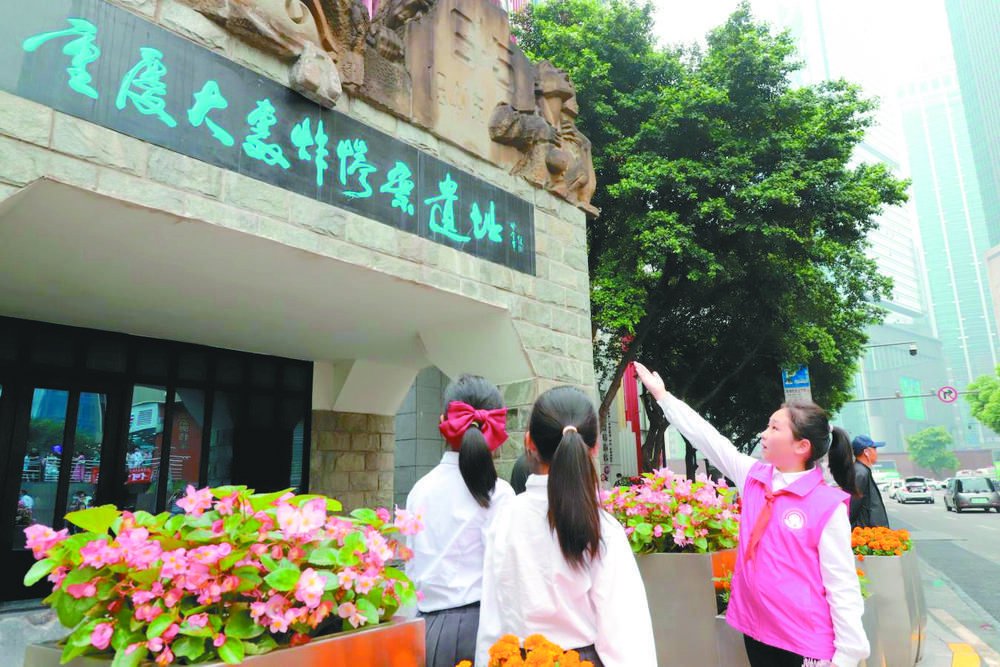 走进防空洞当起讲解员