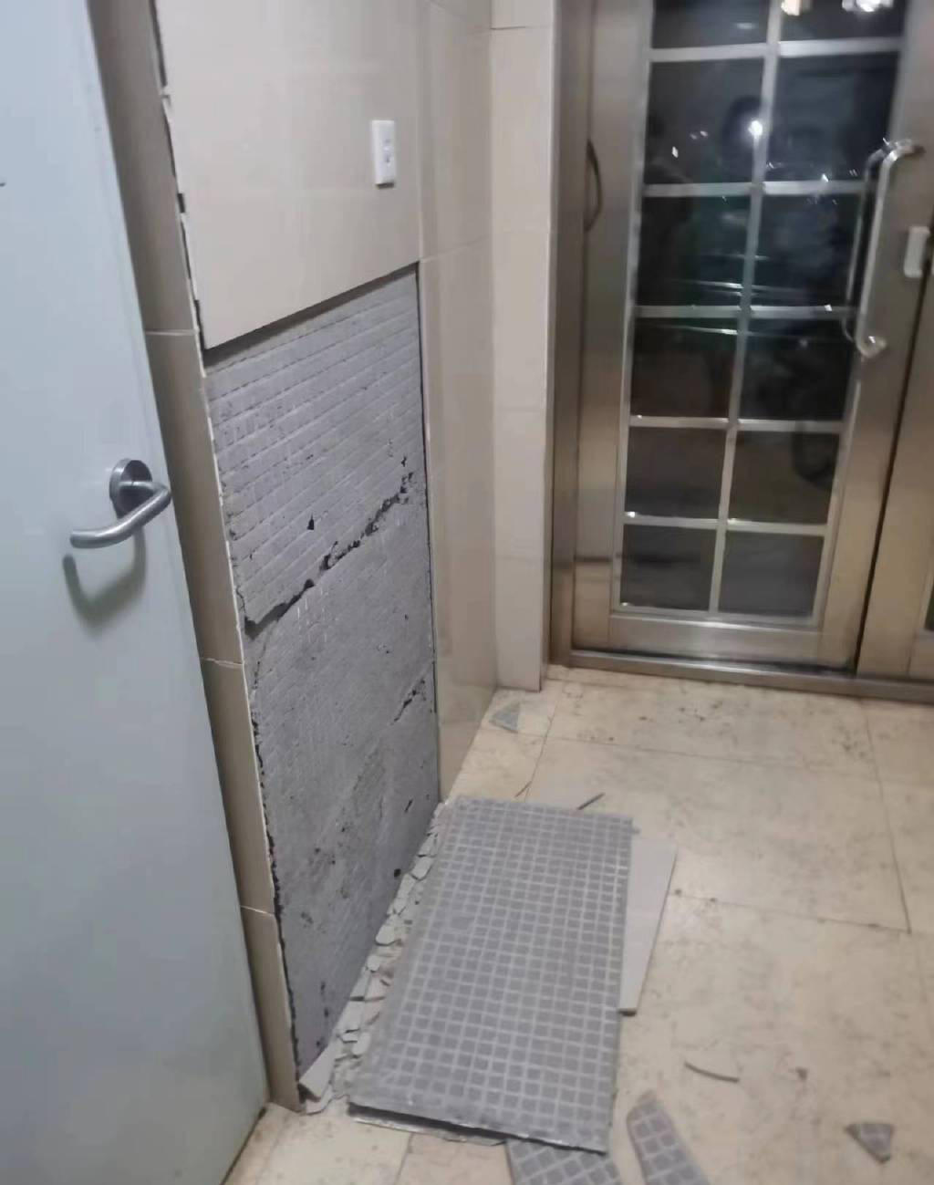 网传天津一小区外道路隆起住宅楼开裂？事发地居民：涉及10几栋楼，住户连夜撤离