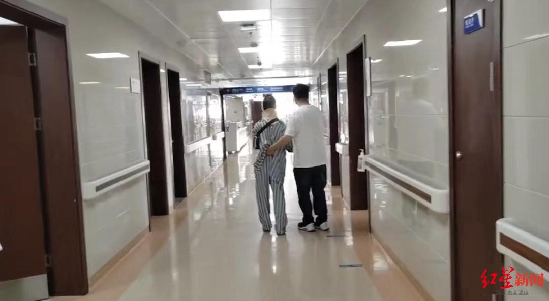 上海一女子被跳楼者砸伤后：没有得到任何赔偿 欲起诉