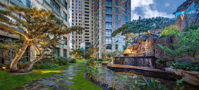 让·努维尔选择了纯天然花岗岩石材Kamarica作为建筑立面。图为项目实景图。