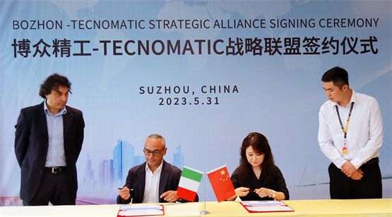 随后,王欣华与Paolo作为双方代表上台完成签约仪式