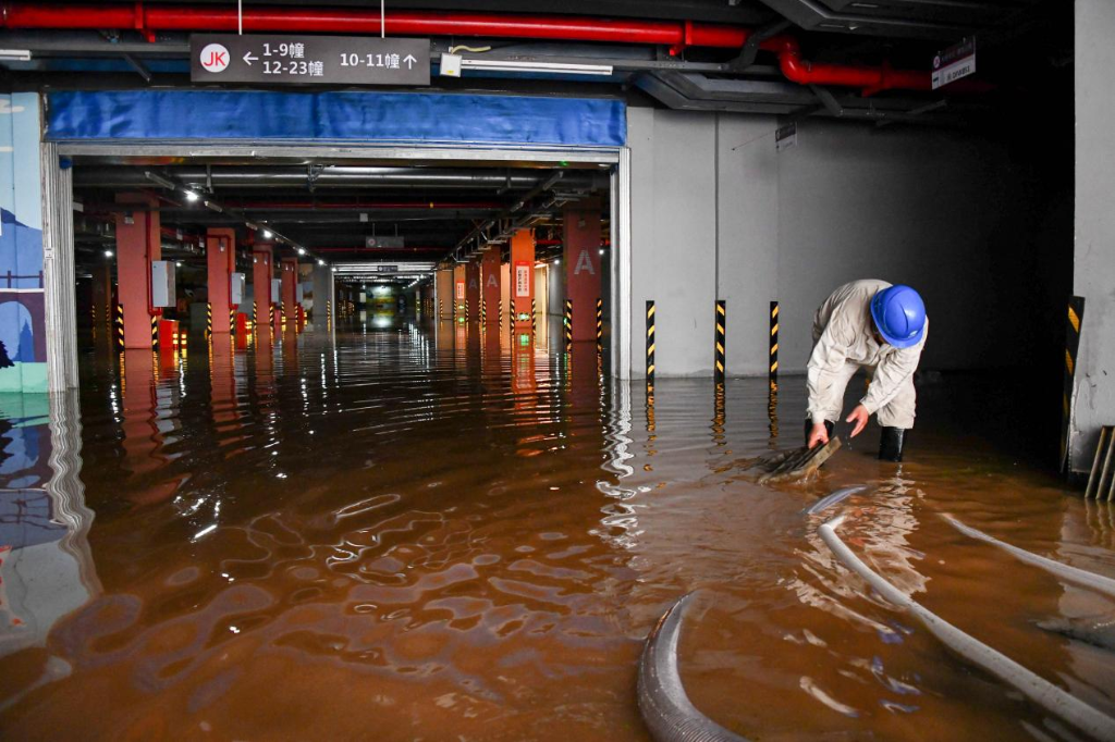 國網重慶江津供電公司搶險人員在檢查抽水情況。通訊員 王化全 攝