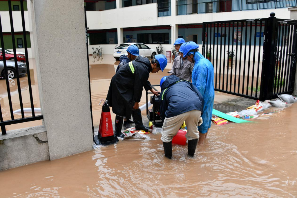 國網重慶江津供電公司搶險人員在安裝抽水泵。通訊員 王化全 攝