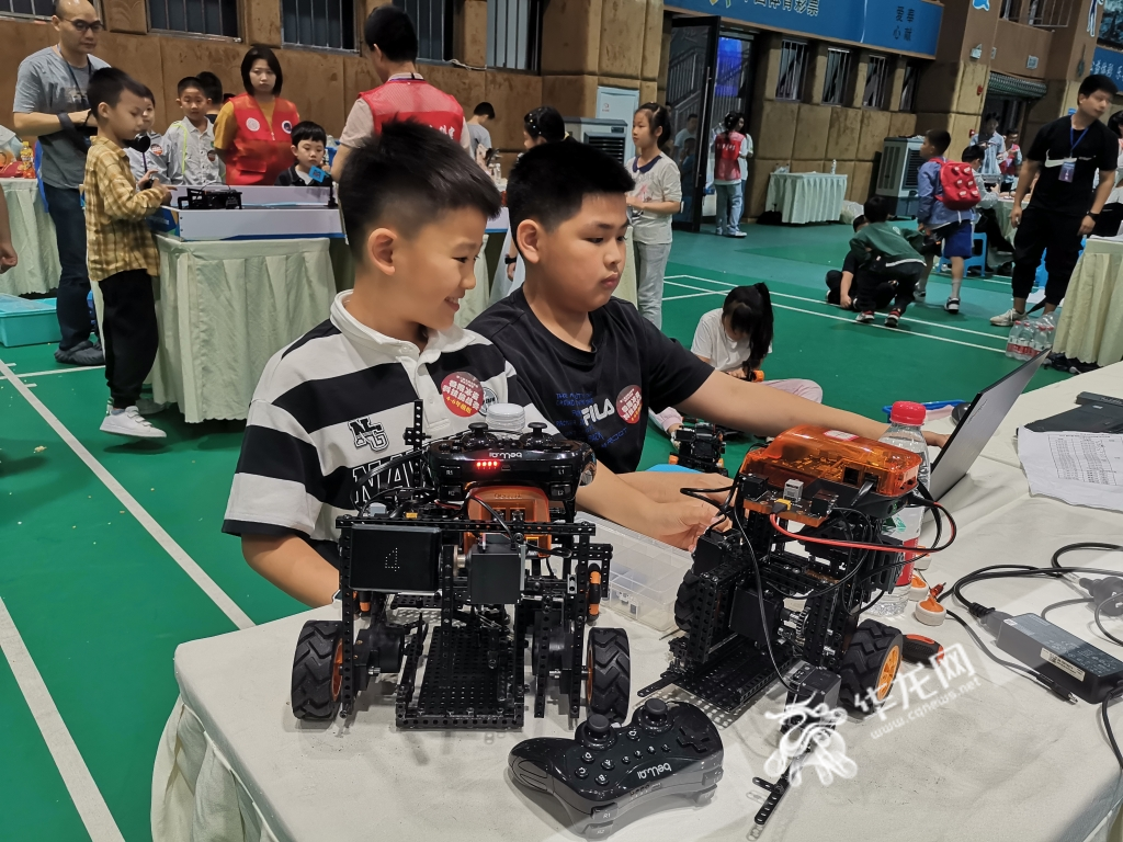小選手們在調試機器人控製程序。華龍網-新重慶客戶端記者 伊永軍 攝