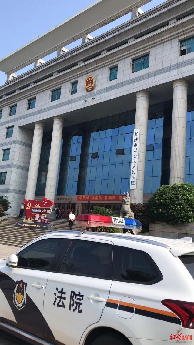 退休夫妻开网店卖高仿被公诉：涉嫌假冒LV等57个品牌，本人当庭称不知“买假售假”