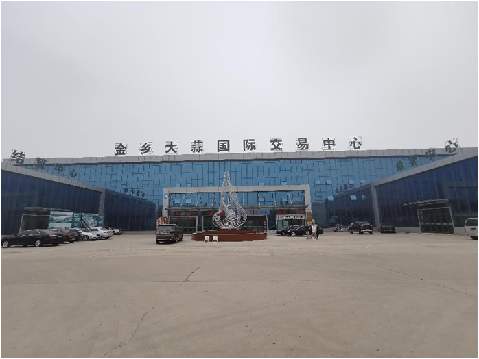 ▲在金乡大蒜国际交易中心,拼多多“农云行动”专项小组为当地中小商家和农户进行“一对一”定向运营指导。 张俊 | 摄