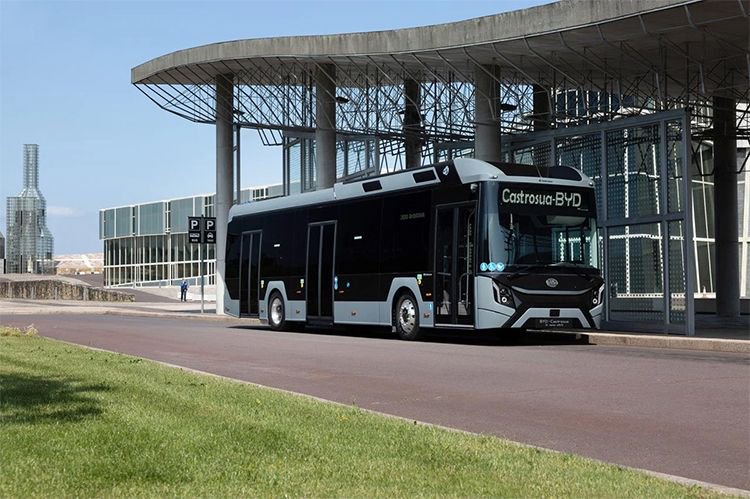 比亚迪新款纯电大巴正式亮相 可容纳140名乘客