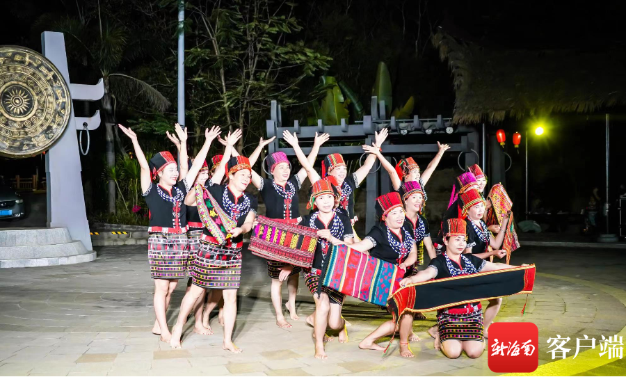 浪论村村民在家门口表演歌舞。当地村民刘桂芳供图