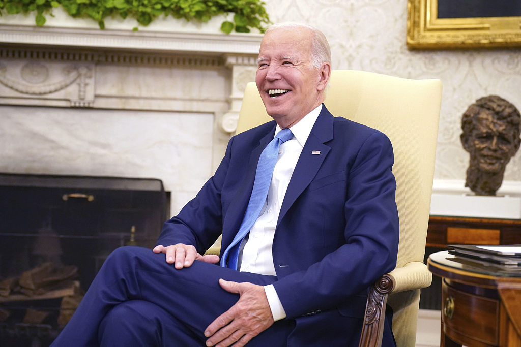 被问受贿丑闻，拜登笑称“钱在哪里？”，网友不满：并不觉得好笑