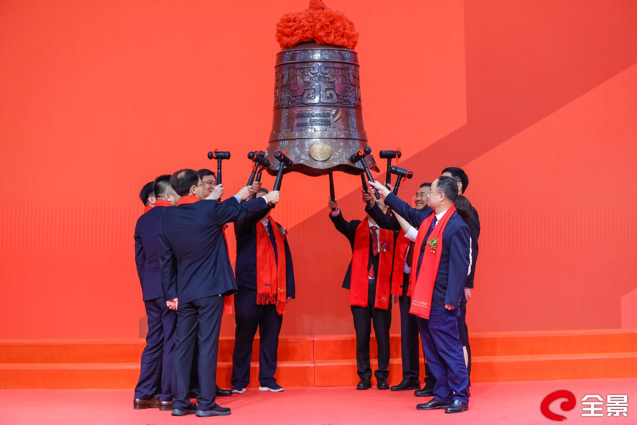 图为敲响上市宝钟
