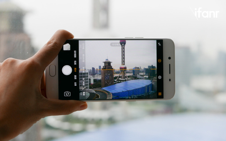 我在马斯克母亲这组肖像大片里，看到手机人像摄影的文艺复兴