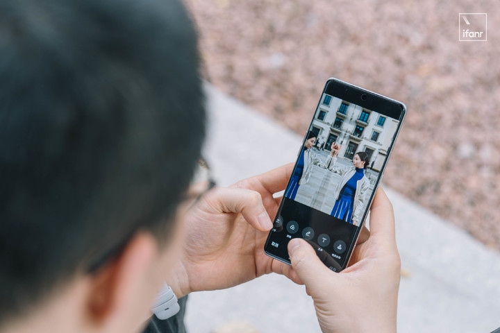 我在马斯克母亲这组肖像大片里，看到手机人像摄影的文艺复兴