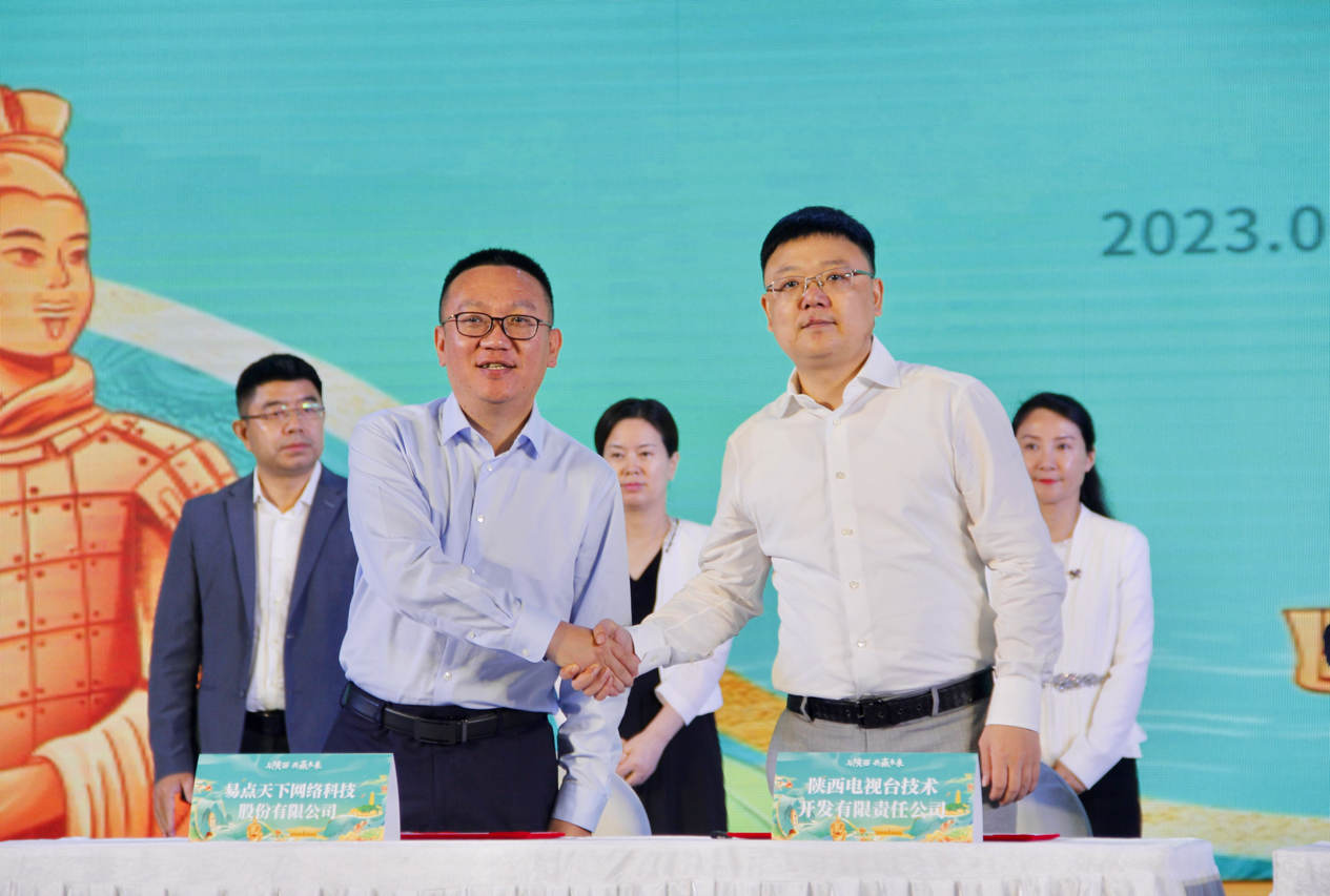 易点天下联合创始人兰向辉(左)、陕西电视台技术开发有限责任公司执行董事王晨羲(右)