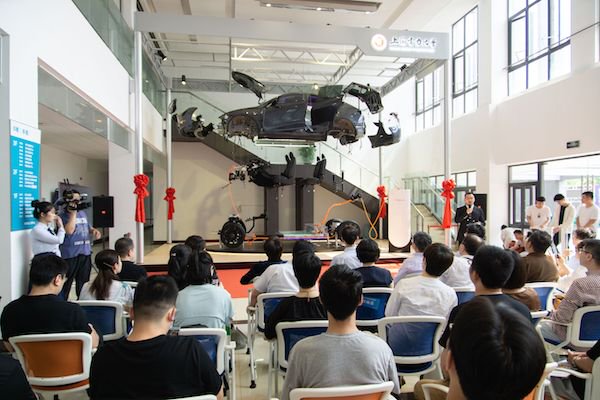图说:全球纯电动首台特斯拉官方授权的Model Y 3D解构示教平台落地上海电力大学临港校区