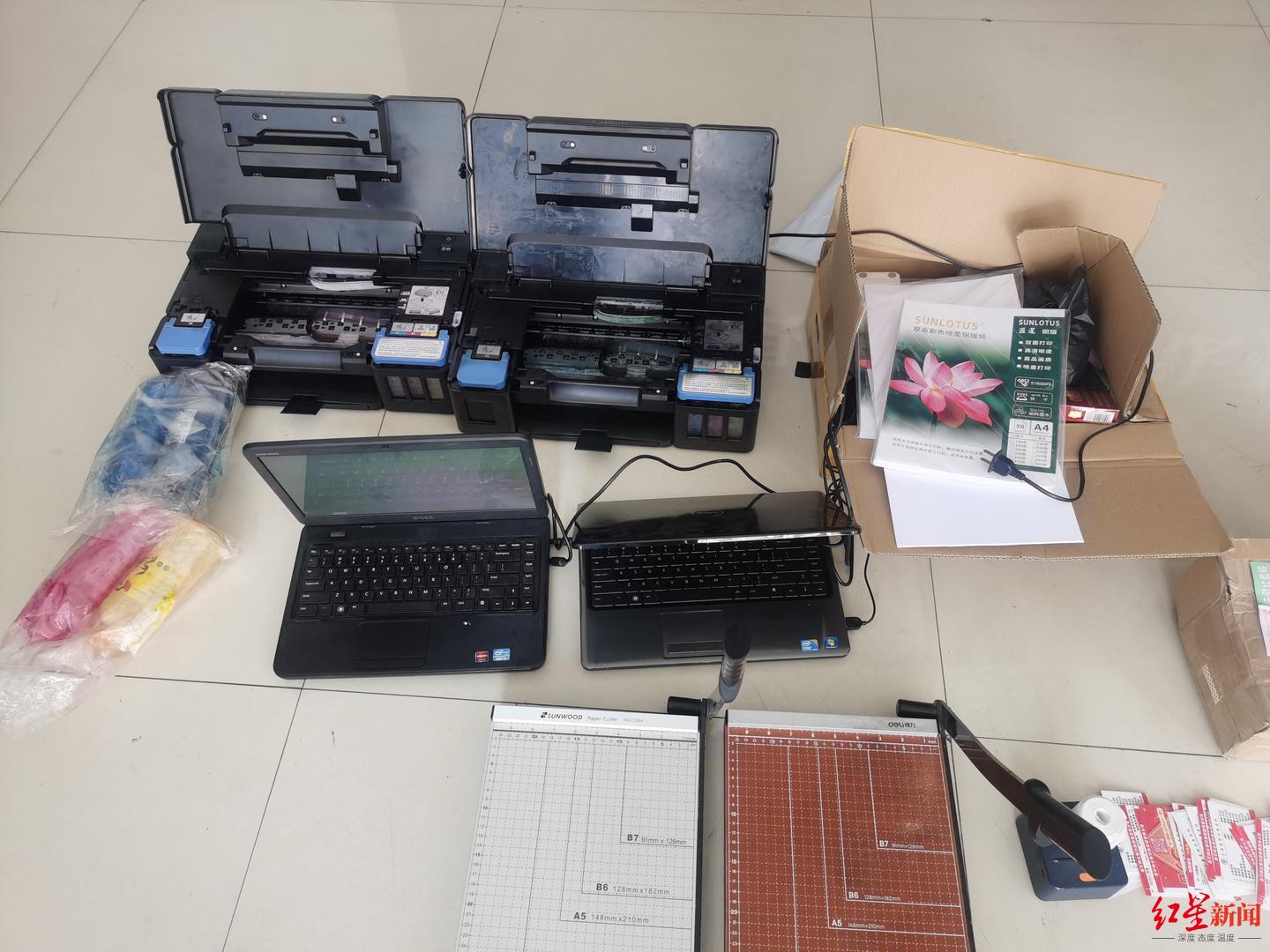 一夜间小区多户门把手被人张贴涉黄二维码 警方:11名嫌疑人被抓获归案