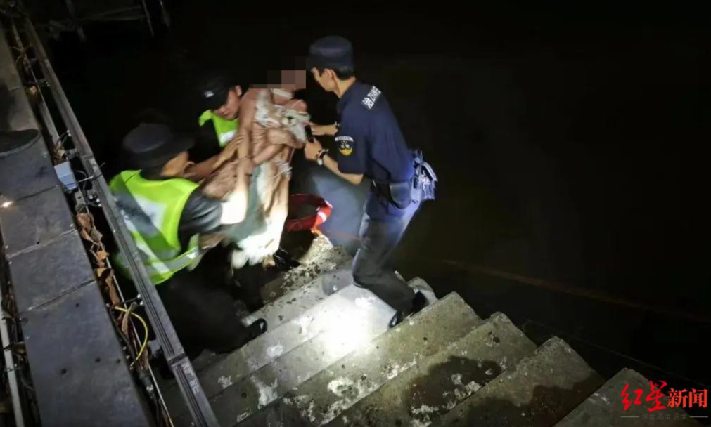 全城寻人！成都凌晨跳水救人的另外一位平凡英雄，你在哪？