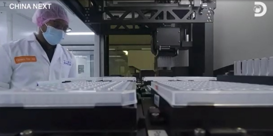 纪录片截图:刘易斯观察检测仪器自动化处理
