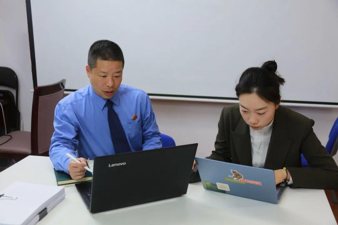 ↑办案人员与审计人员核实资金流向。图据最高人民检察院