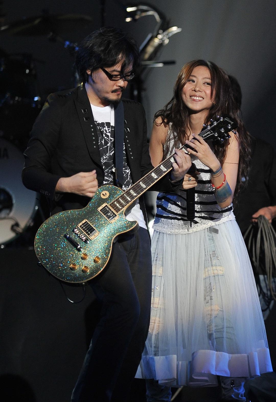 旧爱曝黑料手撕“文艺女神”，阿信、吴青峰等发文力挺陈绮贞