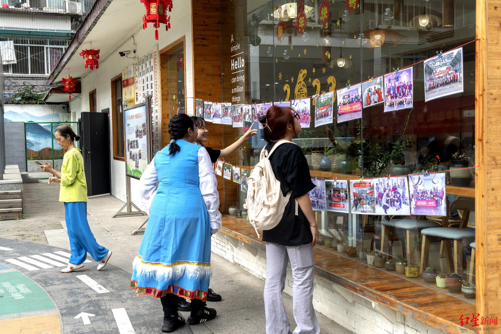 69岁的她，拍下社区“90后”的晚年瞬间