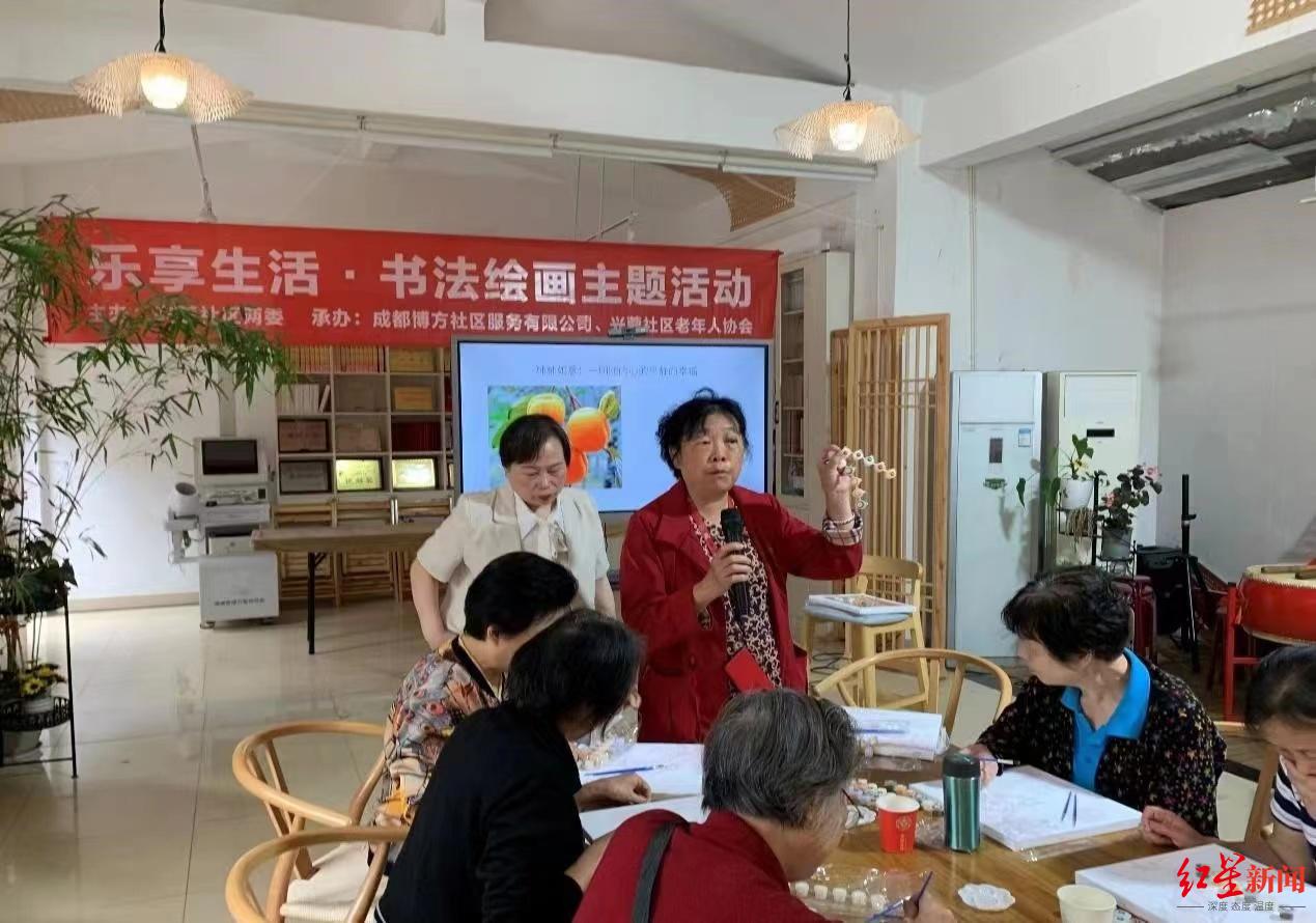 69岁的她,拍下社区“90后”的晚年瞬间