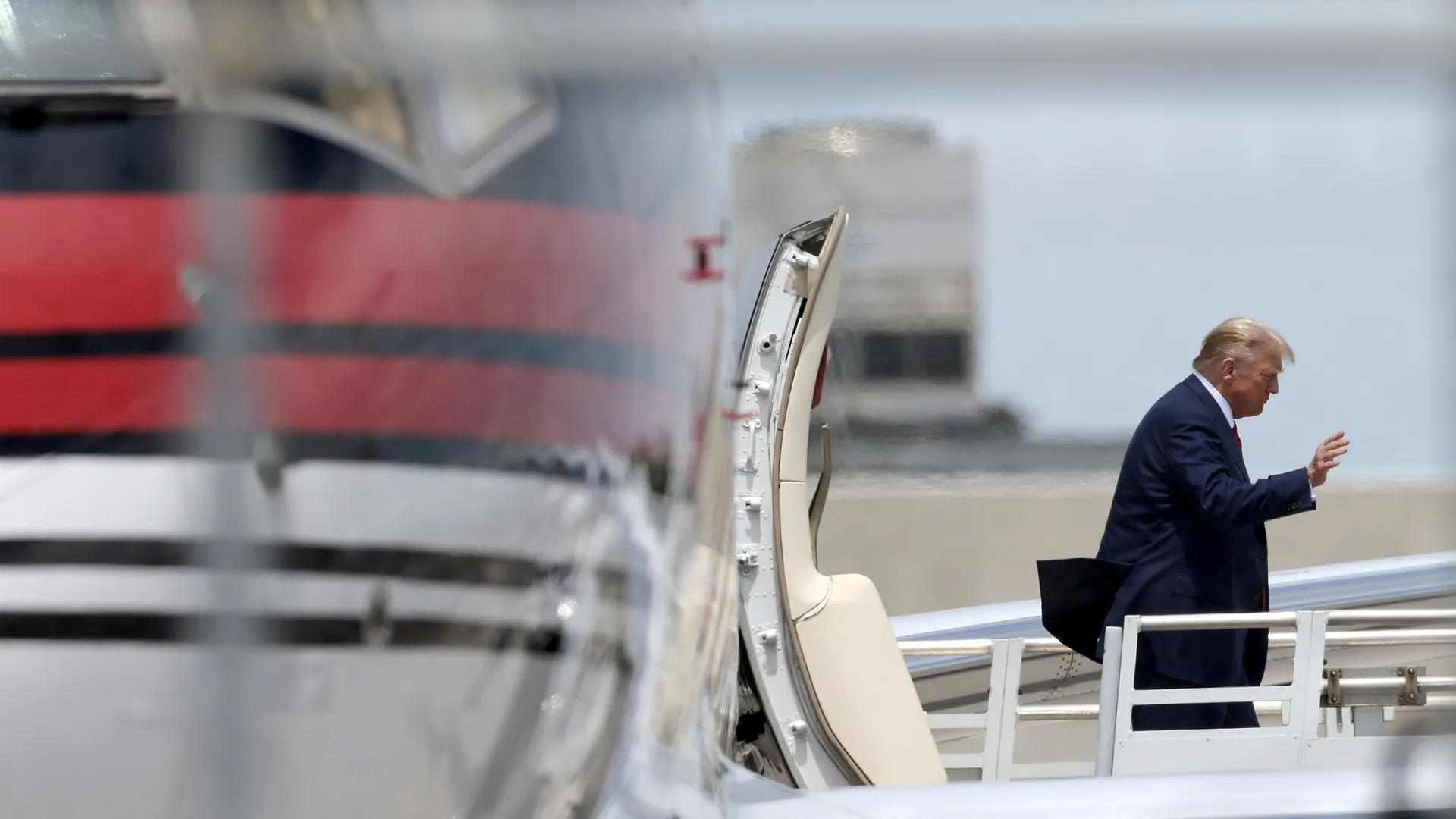 特朗普出庭后“出售”共进烛光晚餐“门票”，10万美元一张！