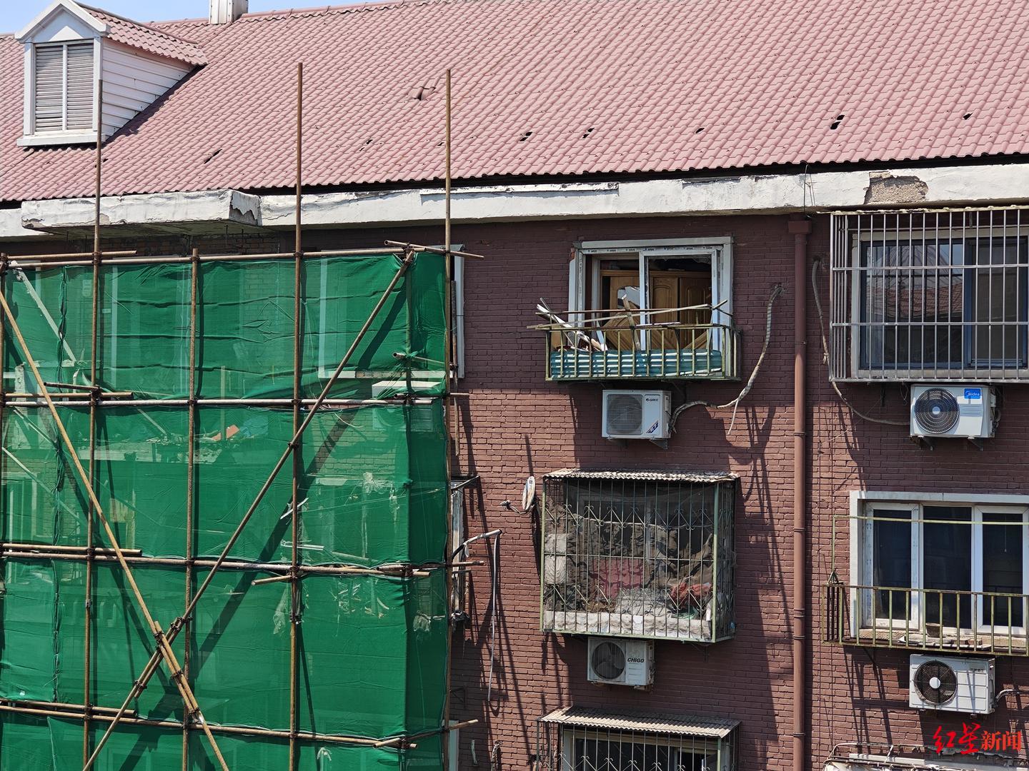 天津两处居民楼爆炸致3死，现场已搭防护网！附近居民：两起爆炸非同时发生