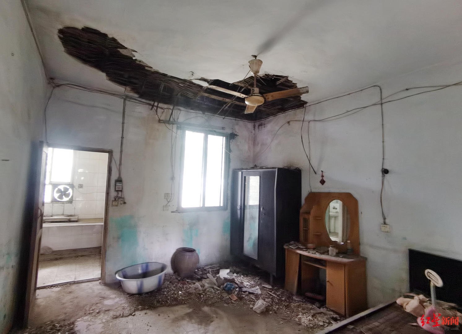 住户反映3年前鉴定的D级危房未解决 现场探访仍有人住 官方：正争取资金改造