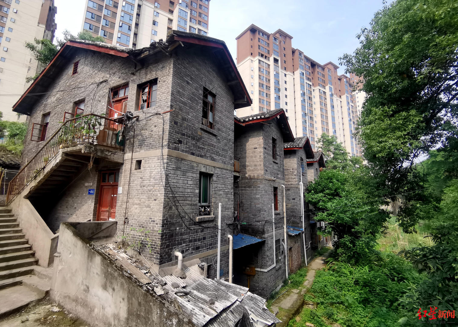 住户反映3年前鉴定的D级危房未解决 现场探访仍有人住 官方：正争取资金改造