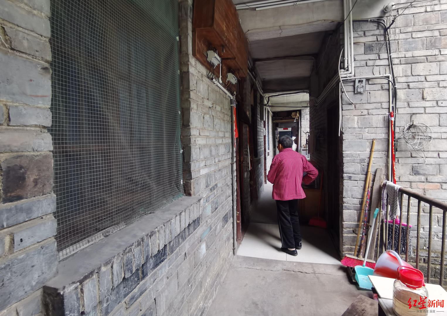 住户反映3年前鉴定的D级危房未解决 现场探访仍有人住 官方：正争取资金改造