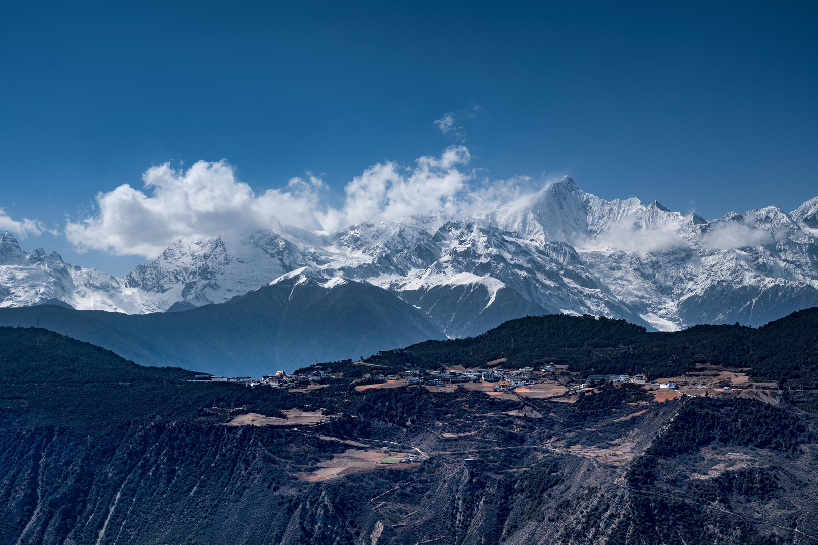 网友质疑梅里雪山景区国道旁修围墙，在观景平台付费才可赏景 文旅局：未来或取消围挡