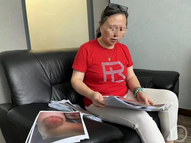 ▲6月12日,刘女士向记者介绍,此前为了躲避家暴前往香港生活11年。摄影/上游新闻记者 萧鹏