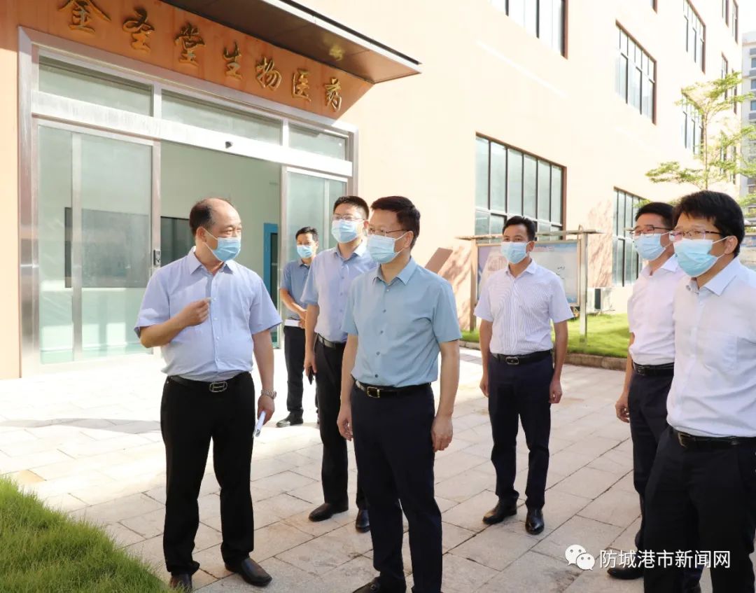 2022年8月9日,市委书记谭丕创到金圣堂蛇原料生物医药公司调研企业生产经营情况。防城港日报全媒体记者 韦荣合 摄