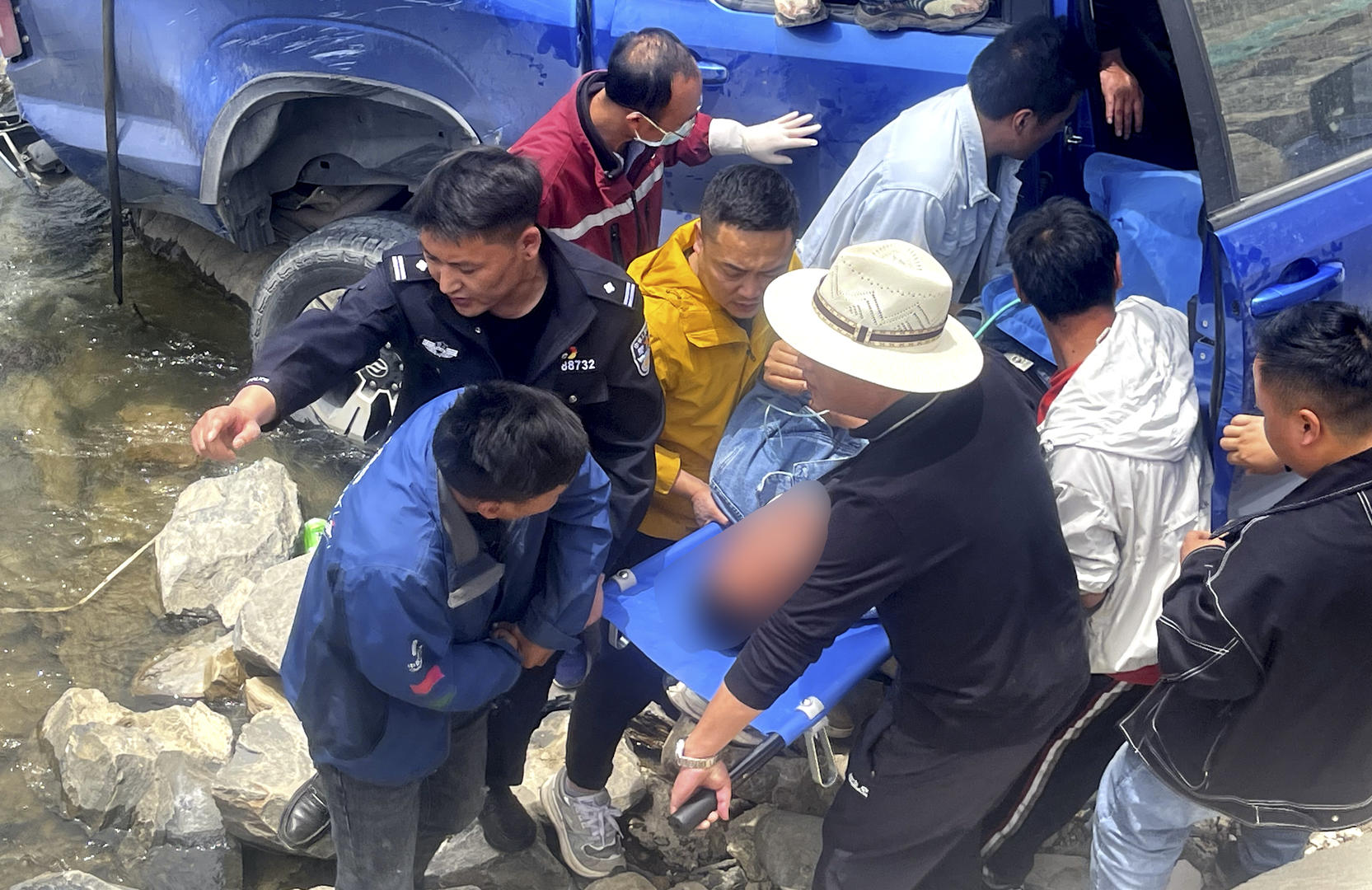 松潘一皮卡车坠河3人被困车中,一人伤情较重!警民合力解救送医救治