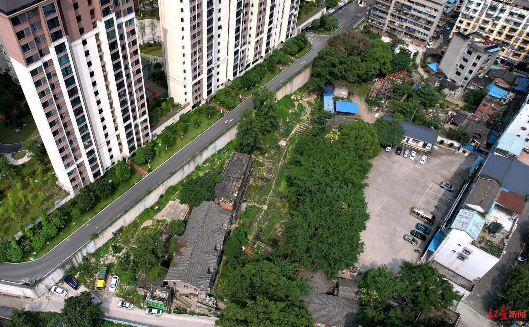 住户反映3年前鉴定的D级危房未解决 现场探访仍有人住 官方：正争取资金改造