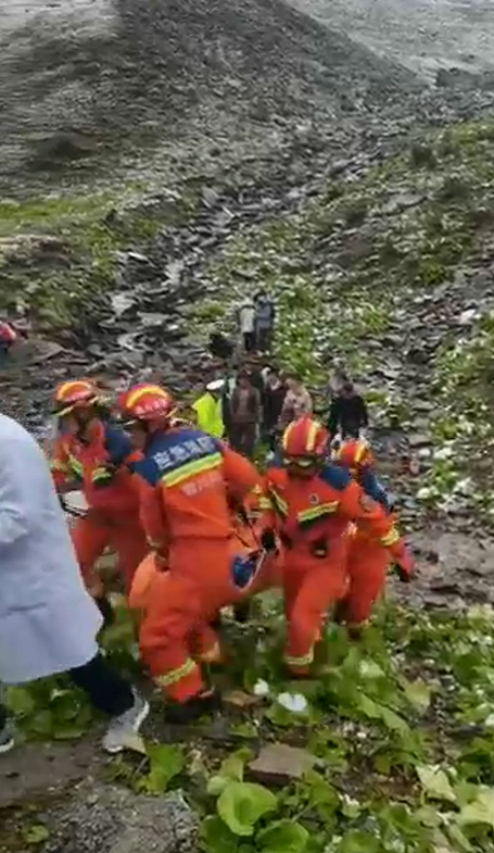 越野车巴朗山侧翻致2死多伤,事发地段道路艰险,曾发生多起游客被困事件