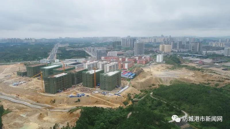 在建的云朗科技园二期。防城港日报全媒体记者吴羡 摄