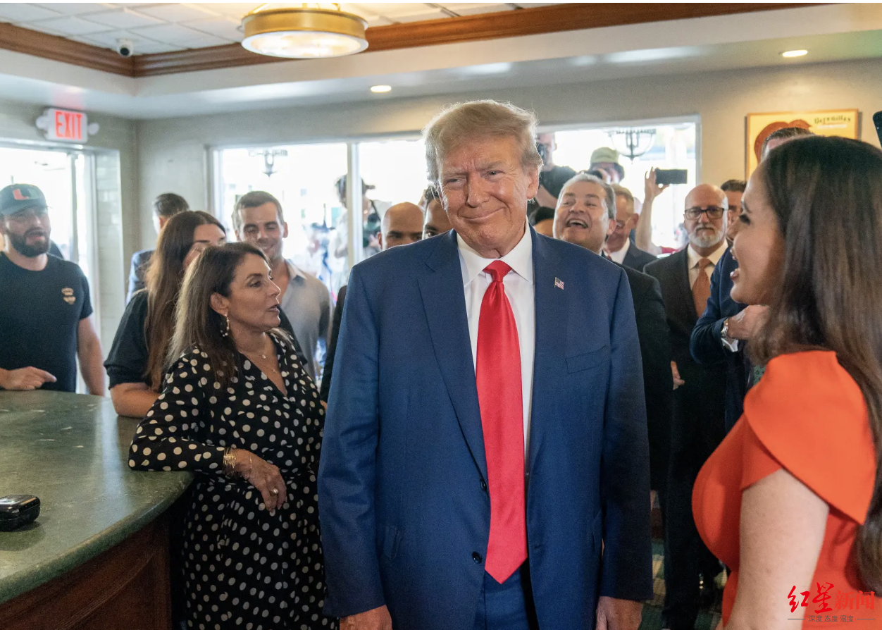 77岁生日前收“出庭大礼”：特朗普双臂交叉全程沉默，结束后面带微笑与“粉丝”庆生