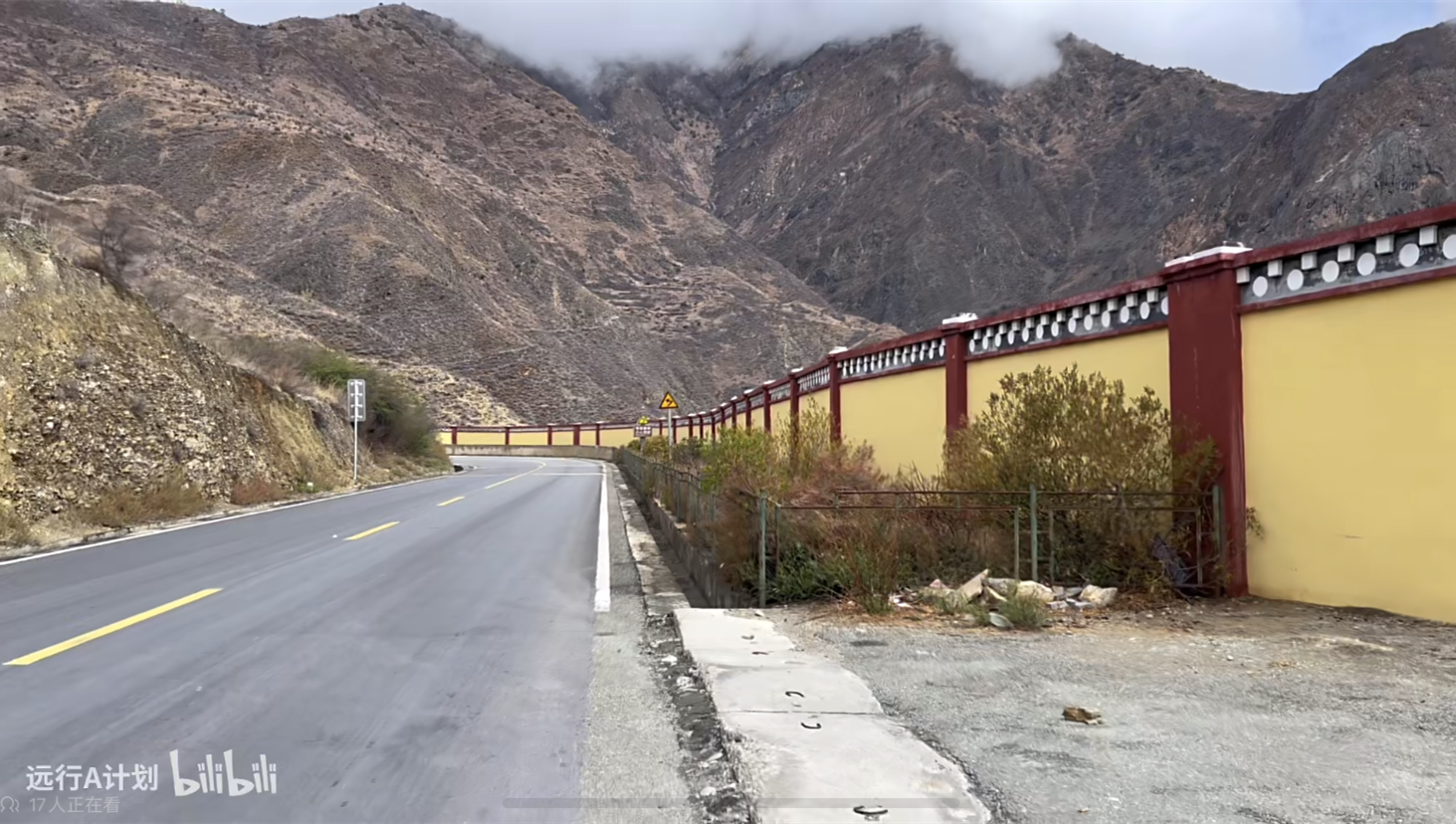 网友质疑梅里雪山景区国道旁修围墙,在观景平台付费才可赏景 文旅局:未来或取消围挡