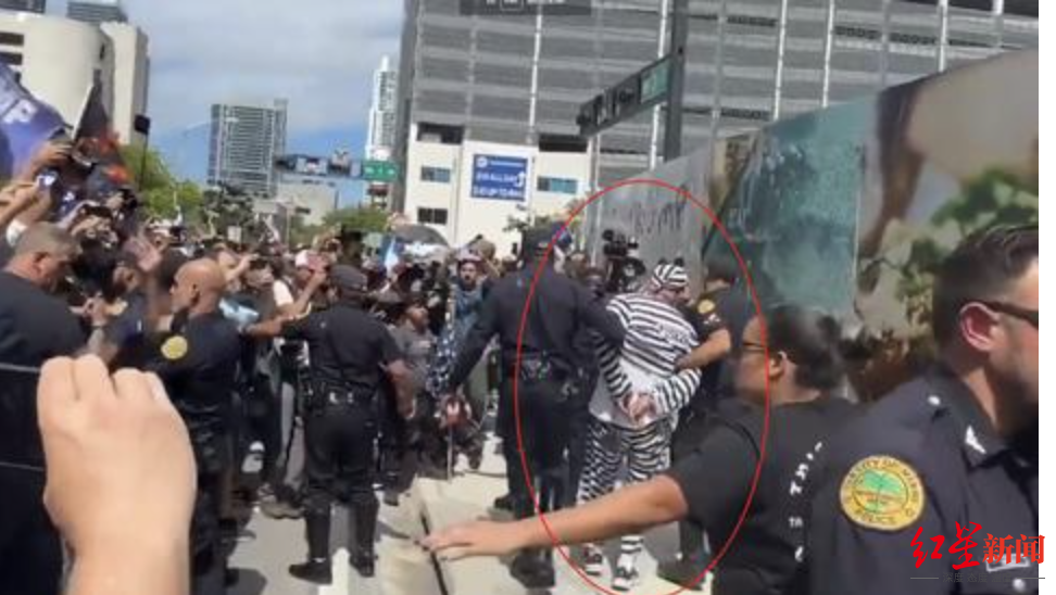 77岁生日前收“出庭大礼”：特朗普双臂交叉全程沉默，结束后面带微笑与“粉丝”庆生